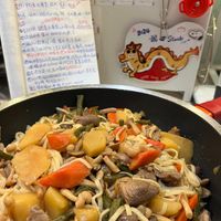 可能是豆腐、香菇、炒麵、拉麵和文字的圖像