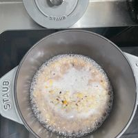 可能是粥、鬆餅機、水波蛋和文字的圖像