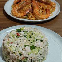 可能是義大利麵、炒飯和蝦的圖像