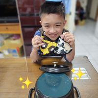 可能是 1 人、小孩和文字的圖像