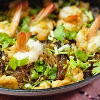 可能是西班牙大鍋飯、炒飯和蝦的圖像