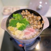 可能是豆腐、火鍋和顯示的文字是「 nViS STAUD አንር 」的圖像