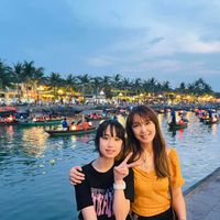 可能是 3 個人和船的圖像