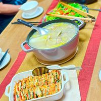 可能是 1 人、起司火鍋、壽司、火鍋和豆腐的圖像