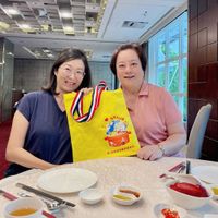 可能是 2 個人、炒麵和文字的圖像