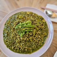 可能是燉小牛膝、北非小米飯和豌豆糊的圖像