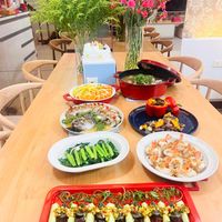 可能是煙燻鮭魚和壽司的圖像