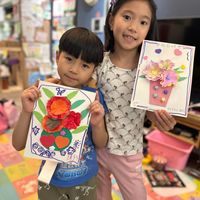 可能是 2 個人、小孩和文字的圖像