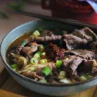 可能是肉排和拉麵的圖像