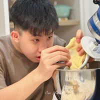 可能是 1 人和戚風蛋糕的圖像