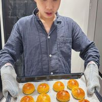 可能是 1 人和食物的圖像