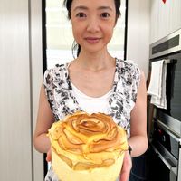 可能是 1 人、水果塔、巴布卡麵包、肉桂捲、舒芙蕾和戚風蛋糕的圖像