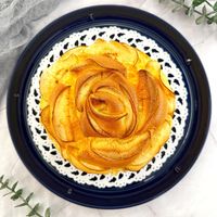 可能是蘋果、蛋糕和水果塔的圖像
