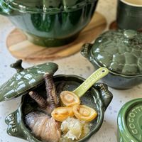 可能是香菇和顯示的文字是「 STAUB S1TAUB 星 STANO 00 SAAUE 」的圖像