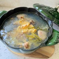 可能是‎火鍋、燉小牛膝和‎顯示的文字是「 ‎STAUB を HC 5ח8‎ 」‎‎ 的圖像