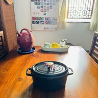 可能是慢燉鍋、泡茶器和文字的圖像