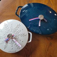 可能是鬆餅機和顯示的文字是「 xtanh 000 oo STAUD STAUB STAUB qaeas ဗ STAUB 」的圖像