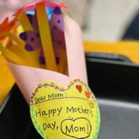 可能是顯示的文字是「 Dear Mom Happy Mother's Day, Mom! 」的圖像