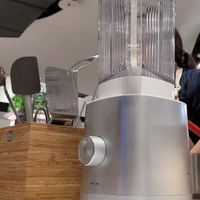 可能是 1 人、研磨機、喇叭和熱水器的圖像