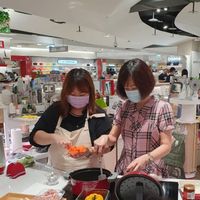 可能是 6 個人和顯示的文字是「 MAWA CREUISET OSIMA 남 」的圖像