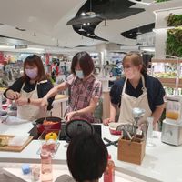可能是 5 個人、泡茶器和文字的圖像