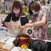 可能是 2 個人、鬆餅機、泡茶器和文字的圖像