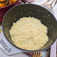 可能是北非小米飯、炒飯、燉小牛膝和印度香料飯的圖像