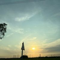 可能是雲、風車、暮光和地平線的圖像