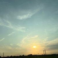 可能是霧、雲、暮光、風車和地平線的圖像