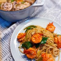 可能是炒麵、豆腐、麵、義大利麵、拉麵和文字的圖像