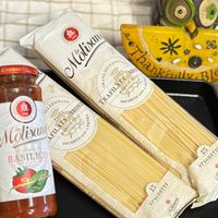 可能是麵包棒、義大利麵和顯示的文字是「 0 OrONOD ted Mölisan GRANO 四 x TRAFILATALBRO DECORTICATO SELEZION PASTA- eoThank PASTA Tnkeaukeanlesel * lessed ADELN ELEZION TO NS PASTA AFILATALBRONZ ALBRONZ ITALY PIETRA Mólisan MADERALBRONZ ADELN BCOBTECATO BASILICO va SPAGHETTI 15 ldixna liliva C 15 SPAGHETTI Aaisana D 」的圖像