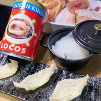 可能是食物和顯示的文字是「 OCE OCEAN N KING KING LO COS 」的圖像