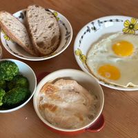 可能是法式長棍麵包、黑麥麵包和蛋黃的圖像