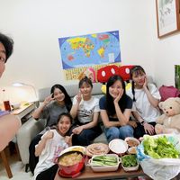 可能是 6 個人、火鍋和文字的圖像