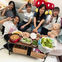可能是 5 個人、火鍋和文字的圖像