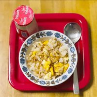 可能是‎豆腐、粥和‎顯示的文字是「 ‎New Yakult New Yakul New akult New New ااسلم‎ 」‎‎ 的圖像