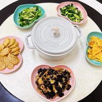 可能是火鍋、豆腐和顯示的文字是「 L LA OOCOTTE ITE STAUB STAUB STAUB STAUB 」的圖像