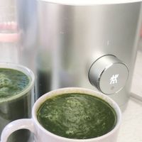 可能是泡茶器、飲料和水藻的圖像