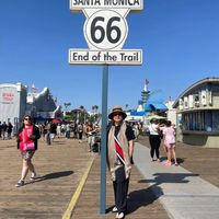 可能是 7 個人和顯示的文字是「 SANTA MONICA 66 End of the Trail BI OU GUMLP Sy9 」的圖像