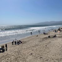 可能是 6 個人、水、海灘和海洋的圖像