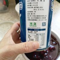 可能是‎飲料、櫻桃和‎顯示的文字是「 ‎10 Spigadoro紅腰豆 紅腰豆 成分:紅腰豆、水、糖、鹽 成分： 成分：紅腰豆、 紅腰豆、 水、 水、糖、鹽 糖、 内容 内容量：410 容量:410公克 固形量 固形量:255公克 255公克 有效日期：請見罐上標示 有效日期： （西元 （西元日/月/年） 日/月/年） 保存期限：3年 產地： 產地：義大利 進口商 口商：河洛企業股份有限公司 地址：台北市德惠街16-5號5樓 地址： 消費者服務電話： 消費者服務電話:(02)2591-7807 (02) (02)2591-7807 河洛 EMPORIUM فن www.emporium.com.tw 營養標示 10公克 41份 每份 每100公克 7.4大卡 79.8大卡 73公克 0.4公発 0.2公克 每一份 本包裝含 精量 蛋白質 超和脂肪 中真越肪 反式脂計 0公克 0公克 0公克 15公克 1.9公克 6.5公発 320毫 司使用‎」‎‎ 的圖像