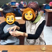 可能是一或多人和大家在讀書的圖像