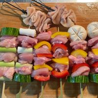 可能是壽司和烤羊肉串的圖像