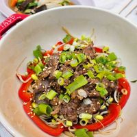可能是拉麵、快炒、肉排和麵的圖像