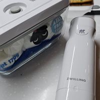 可能是熨斗、泡茶器和顯示的文字是「赞 然 et1709 et ZWILLING 」的圖像