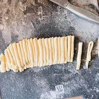 可能是法式長棍麵包、麵包棒和薄脆餅乾的圖像