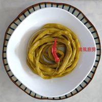 可能是義大利麵、炒麵和鯷魚的圖像