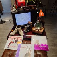 可能是電視、帽子店和文字的圖像