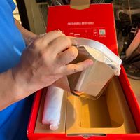可能是 1 人、咖啡機、矢車菊和文字的圖像