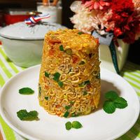 可能是印度香料飯、炒飯、麵和炒麵的圖像
